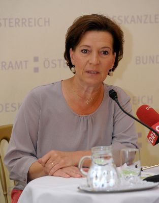 Am 20. August 2013 pr&auml;sentierte Frauenministerin Gabriele Heinisch-Hosek (im Bild) die Sonderauswertung &quot;Vereinbarkeit aus dem 6. Frauenbarometer &ndash; Beruf und Familie&ldquo;.
