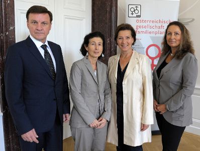 Am 16. September 2013 nahm Frauenministerin Gabriele Heinisch-Hosek an einer Pressekonferenz zum Thema &quot;Verh&uuml;tungsvielfalt und Gesundheitskompetenz spielerisch entdecken&quot; teil. Im Bild (v.l.n.r.) Christian Egarter von der Universit&auml;t f&uuml;r Frauenheilkunde, Barbara Maier, P&auml;sidentin der &Ouml;sterreichischen Gesellschaft f&uuml;r Familienplanung, Frauenministerin Gabriele Heinisch-Hosek und Claudia Linemayr-Wagner, Ober&auml;rtzin der Fachambulanz f&uuml;r Gyn&auml;kologie des Gesundheitszentrum Wien Mitte der Wiener Gebietskrankenkassa.