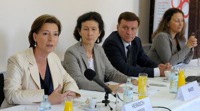 Am 16. September 2013 nahm Frauenministerin Gabriele Heinisch-Hosek (l.) an einer Pressekonferenz zum Thema &quot;Verh&uuml;tungsvielfalt und Gesundheitskompetenz spielerisch entdecken&quot; teil.