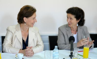 Am 16. September 2013 nahm Frauenministerin Gabriele Heinisch-Hosek an einer Pressekonferenz zum Thema &quot;Verh&uuml;tungsvielfalt und Gesundheitskompetenz spielerisch entdecken&quot; teil. Im Bild (l.) mit Barbara Maier, Pr&auml;sidentin der &Ouml;sterreichischen Gesellschaft f&uuml;r Fanilienplanung (&Ouml;GF).