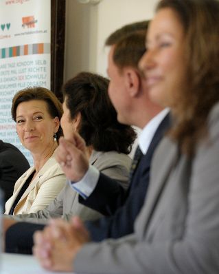 Am 16. September 2013 nahm Frauenministerin Gabriele Heinisch-Hosek (l.) an einer Pressekonferenz zum Thema &quot;Verh&uuml;tungsvielfalt und Gesundheitskompetenz spielerisch entdecken&quot; teil.