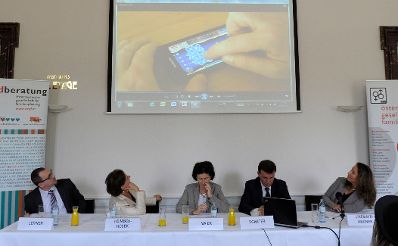 Am 16. September 2013 nahm Frauenministerin Gabriele Heinisch-Hosek (2.v.l.) an einer Pressekonferenz zum Thema &quot;Verh&uuml;tungsvielfalt und Gesundheitskompetenz spielerisch entdecken&quot; teil.