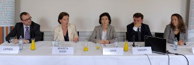 Am 16. September 2013 nahm Frauenministerin Gabriele Heinisch-Hosek (2.v.l.) an einer Pressekonferenz zum Thema &quot;Verh&uuml;tungsvielfalt und Gesundheitskompetenz spielerisch entdecken&quot; teil.