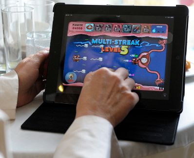 Am 16. September 2013 nahm Frauenministerin Gabriele Heinisch-Hosek an einer Pressekonferenz zum Thema &quot;Verh&uuml;tungsvielfalt und Gesundheitskompetenz spielerisch entdecken&quot; teil. Im Bild beim Testen des neuen Mobile Games der Initiative &quot;Vielfalt der Verh&uuml;tung&quot; der &Ouml;sterreichischen Gesellschaft f&uuml;r Familienplanung. 