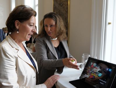 Am 16. September 2013 nahm Frauenministerin Gabriele Heinisch-Hosek an einer Pressekonferenz zum Thema &quot;Verh&uuml;tungsvielfalt und Gesundheitskompetenz spielerisch entdecken&quot; teil. Im Bild (l.) mit Claudia Linemayr-Wagner von der &Ouml;sterreichischen Gesellschaft f&uuml;r Familienplanung beim Testen des neuen Mobile Games der Initiative &quot;Vielfalt der Verh&uuml;tung&quot; der &Ouml;GF. 