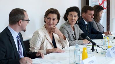 Am 16. September 2013 nahm Frauenministerin Gabriele Heinisch-Hosek (2.v.l.) an einer Pressekonferenz zum Thema &quot;Verh&uuml;tungsvielfalt und Gesundheitskompetenz spielerisch entdecken&quot; teil.