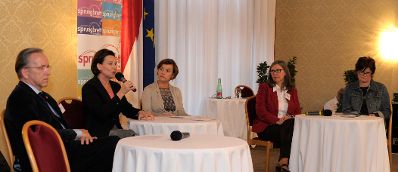 Am 15. Oktober 2013 nahm die Frauenministerin an der Verleihung des Amazone Awards des Vereins Spungbrett teil. Im Bild (v.l.n.r.) bei der Podiumsdiskussion Arbeiterkammerpr&auml;sident Rudolf Kaske, Frauenministerin Gabriele Heinisch-Hosek, Moderatorin Renata Schmidtkunz, Margarete Bican vom Verein Sprungbrett und Petra Draxl vom AMS Wien.