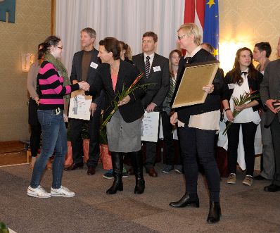 Am 15. Oktober 2013 nahm Frauenministerin Gabriele Heinisch-Hosek (m.) an der Verleihung des Amazone Awards des Vereins Spungbrett teil. Im Bild mit Frauenstadtr&auml;tin Sandra Frauenberger (r.) bei der Verleihung der Urkunden an alle teilnehmenden Betriebe.