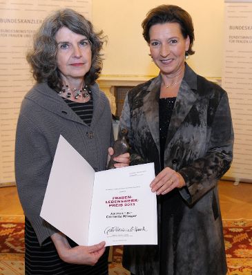 Am 23. Oktober 2013 lud Frauenministerin Gabriele Heinisch-Hosek zur Verleihung des Frauen-Lebenswerk-Preises 2013 sowie des K&auml;the Leichter Preises 2013 ins Bundeskanzleramt. Im Bild (r.) mit Preistr&auml;gerin Cornelia Klinger (l.).