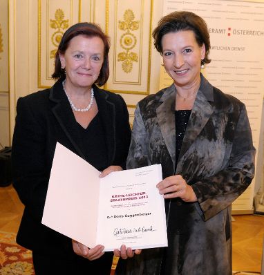 Am 23. Oktober 2013 lud Frauenministerin Gabriele Heinisch-Hosek zur Verleihung des Frauen-Lebenswerk-Preises 2013 sowie des K&auml;the Leichter Preises 2013 ins Bundeskanzleramt. Im Bild (r.) mit Preistr&auml;gerin Doris Guggenberger (l.).