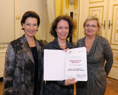 Am 23. Oktober 2013 lud Frauenministerin Gabriele Heinisch-Hosek zur Verleihung des Frauen-Lebenswerk-Preises 2013 sowie des K&auml;the Leichter Preises 2013 ins Bundeskanzleramt. Im Bild (l.) mit Preistr&auml;gerin Michaela Windisch-Graetz (m.) und Ingrid Nemec vom Bundesministerium f&uuml;r Wirtschaft, Familie und Jugend (r.).