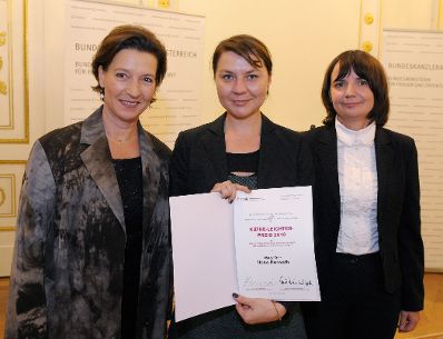 Am 23. Oktober 2013 lud Frauenministerin Gabriele Heinisch-Hosek zur Verleihung des Frauen-Lebenswerk-Preises 2013 sowie des K&auml;the Leichter Preises 2013 ins Bundeskanzleramt. Im Bild (l.) mit Preistr&auml;gerin Ilona Horwath (m.) und Heidrun Strohmeyer vom Bundesministerium f&uuml;r Unterricht, Kunst und Kultur (r.).