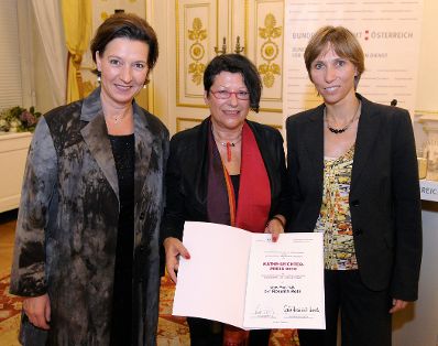 Am 23. Oktober 2013 lud Frauenministerin Gabriele Heinisch-Hosek zur Verleihung des Frauen-Lebenswerk-Preises 2013 sowie des K&auml;the Leichter Preises 2013 ins Bundeskanzleramt. Im Bild (l.) mit Preistr&auml;gerin Roswith Roth (m.) und Julia W&ouml;rtz von der &Ouml;sterreichischen Nationalbank (r.).
