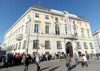 Am 26. Oktober 2013 empfing Frauenministerin Gabriele Heinisch-Hosek im Rahmen des Nationalfeiertages Besucherinnen und Besucher im Bundeskanzleramt.