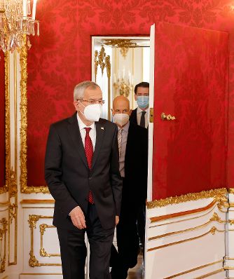 Am 11. J&auml;nner 2021 fand die Angeloben von Bundesminister Martin Kocher (m.) durch Bundespr&auml;sidenten Alexander Van der Bellen (l.) statt. Im Bild mit Bundeskanzler Sebastian Kurz (r.).