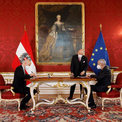 Am 11. J&auml;nner 2021 fand die Angeloben von Bundesminister Martin Kocher (l.) durch Bundespr&auml;sidenten Alexander Van der Bellen (r.) statt.