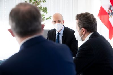 Am 13. J&auml;nner 2021 empfing Bundesminister Martin Kocher (m.) den Pr&auml;sidenten der Wirtschaftskammer &Ouml;sterreich Harald Mahrer (r.) und den Generalsekret&auml;r der Wirtschaftskammer &Ouml;sterreich Karlheinz Kopf (l.) zu einem Arbeitsgespr&auml;ch.
