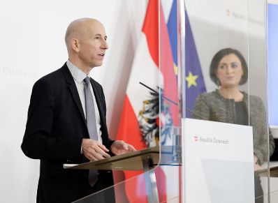 Am 19. J&auml;nner 2021 fand eine Pressekonferenz zur aktuellen Lage am Arbeitsmarkt statt. Im Bild Bundesministerin Elisabeth K&ouml;stinger (r.) und Bundesminister Martin Kocher (l.).