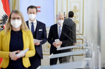 Am 26. J&auml;nner 2021 fand eine Pressekonferenz zur aktuellen Lage am Arbeitsmarkt statt. Im Bild (v.l.n.r.) Bundesministerin Margarete Schramb&ouml;ck, Bundesminister Gernot Bl&uuml;mel und Bundesminister Martin Kocher.