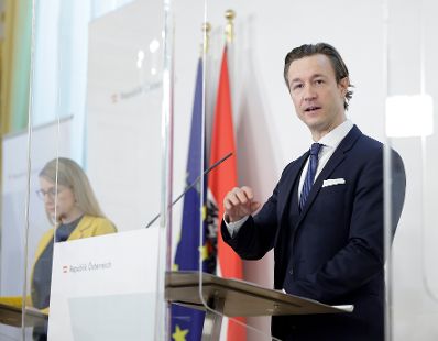 Am 26. J&auml;nner 2021 fand eine Pressekonferenz zur aktuellen Lage am Arbeitsmarkt statt. Im Bild Bundesministerin Margarete Schramb&ouml;ck (l.) und Bundesminister Gernot Bl&uuml;mel (r.).