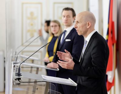 Am 26. J&auml;nner 2021 fand eine Pressekonferenz zur aktuellen Lage am Arbeitsmarkt statt. Im Bild (v.l.n.r.) Bundesministerin Margarete Schramb&ouml;ck, Bundesminister Gernot Bl&uuml;mel und Bundesminister Martin Kocher.