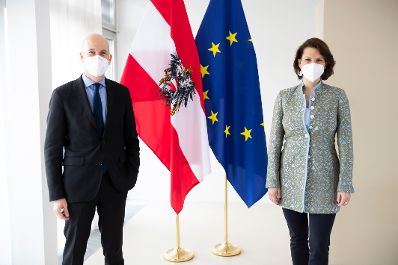 Am 28. J&auml;nner 2021 empfing Bundesminister Martin Kocher (l.) Bundesministerin Karoline Edtstadler (r.) zu einem Arbeitsgespr&auml;ch.