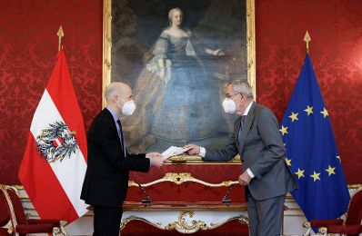 Am 1. Februar 2021 wurde aufgrund der in Kraft tretenden &Auml;nderungen im Bundesministeriengesetz Martin Kocher (l.) von Bundespr&auml;sident Alexander Van der Bellen (r.) als Bundesminister f&uuml;r Arbeit angelobt.