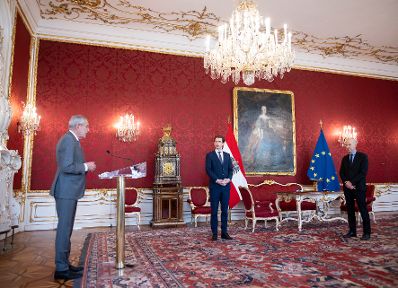 Am 1. Februar 2021 wurde aufgrund der in Kraft tretenden &Auml;nderungen im Bundesministeriengesetz Martin Kocher (r.) von Bundespr&auml;sident Alexander Van der Bellen (l.) als Bundesminister f&uuml;r Arbeit angelobt. Im Bild mit Bundeskanzler Sebastian Kurz (m.).