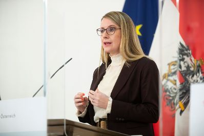 Am 2. Februar 2021 fand eine Pressekonferenz zur aktuellen Lage am Arbeitsmarkt statt. Im Bild Bundesministerin Margarete Schramb&ouml;ck.
