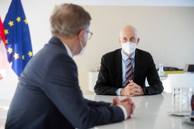 Am 5. Februar 2021 empfing Bundesminister Martin Kocher (r.) Bundesminister Rudolf Anschober (l.) zu einem Arbeitsgespr&auml;ch.