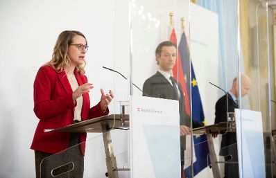 Am 9. Februar 2021 fand eine Pressekonferenz zur aktuellen Lage am Arbeitsmarkt statt. Im Bild (v.l.n.r.) Bundesministerin Margarete Schramb&ouml;ck, Bundesminister Gernot Bl&uuml;mel und Bundesminister Martin Kocher.