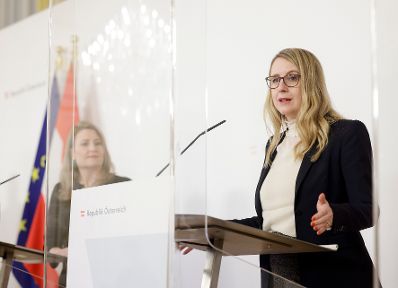 Am 10. Februar 2021 fand ein Pressestatement vor dem Roundtable der Taskforce Jugenbesch&auml;ftigung statt. Im Bild Bundesministerin Susanne Raab (l.) und Bundesministerin Margarete Schramb&ouml;ck (r.).