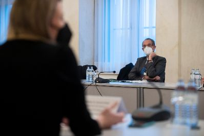 Am 10. Februar 2021 fand ein Roundtable der Taskforce Jugenbesch&auml;ftigung statt. Im Bild Bundesminister Heinz Fa&szlig;mann (r.) und Bundesministerin Susanne Raab (l.).