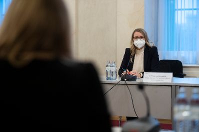 Am 10. Februar 2021 fand ein Roundtable der Taskforce Jugenbesch&auml;ftigung statt. Im Bild Bundesministerin Susanne Raab (l.) und Bundesministerin Margarete Schramb&ouml;ck (r.).