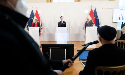 Am 23. Februar 2021 fand eine Pressekonferenz zur aktuellen Lage am Arbeitsmarkt statt. Im Bild (v.l.n.r.) Bundesministerin Margarete Schramb&ouml;ck, Bundesminister Gernot Bl&uuml;mel und Bundesminister Martin Kocher.