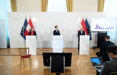 Am 2. M&auml;rz 2021 fand eine Pressekonferenz zur aktuellen Lage am Arbeitsmarkt statt. Im Bild (v.l.n.r.) Bundesministerin Margarete Schramb&ouml;ck, Bundesminister Gernot Bl&uuml;mel und Bundesminister Martin Kocher.
