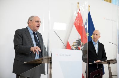 Am 27. April 2021 fand eine Pressekonferenz zur aktuellen Lage am Arbeitsmarkt statt. Im Bild der Leiter des WIFO Christoph Badelt (l.) und Bundesminister Martin Kocher (r.).