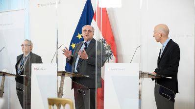 Am 27. April 2021 fand eine Pressekonferenz zur aktuellen Lage am Arbeitsmarkt statt. Im Bild (v.l.n.r.) der IHS-Sprecher f&uuml;r Prognose Helmut Hofer, der Leiter des WIFO Christoph Badelt und Bundesminister Martin Kocher.