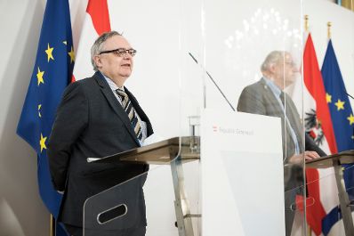 Am 27. April 2021 fand eine Pressekonferenz zur aktuellen Lage am Arbeitsmarkt statt. Im Bild der IHS-Sprecher f&uuml;r Prognose Helmut Hofer (l.) und der Leiter des WIFO Christoph Badelt (r.).