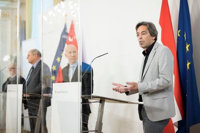 Am 27. April 2021 fand eine Pressekonferenz zur aktuellen Lage am Arbeitsmarkt statt. Im Bild (v.l.n.r.) der IHS-Sprecher f&uuml;r Prognose Helmut Hofer, der Leiter des WIFO Christoph Badelt, Bundesminister Martin Kocher und Wolfgang Alteneder von der Synthesis Forschung GmbH.