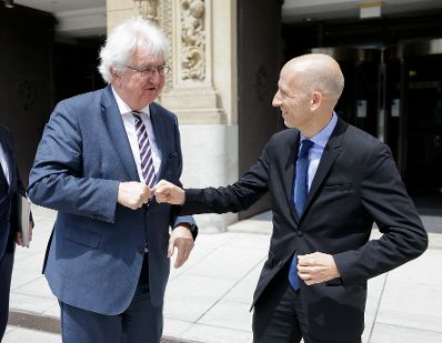 Am 25. Juni 2021 nahm Bundesminister Martin Kocher (r.) an den Europagespr&auml;che in der OeNB teil. Im Bild mit dem Gouverneure der &Ouml;sterreichischen Nationalbank Robert Holzmann (l.).