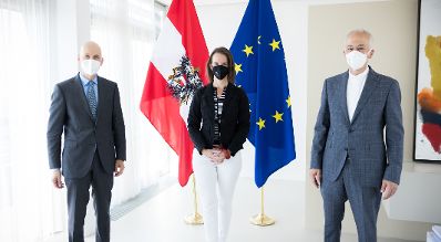 Am 1. Juni 2021 empfing Bundesminister Martin Kocher (l.) den Pr&auml;sidenten der Caritas &Ouml;sterreich Michael Landau (r.). Im Bild mit Anna Parr (m.), Generalsekret&auml;rin Caritas &Ouml;sterreich.