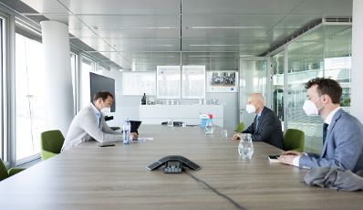 Am 1. Juni 2021 traf Bundesminister Martin Kocher (2.v.r.) den Vorstandsvorsitzenden der Uniqa Insurance Group AG Andreas Brandstetter (l.).
