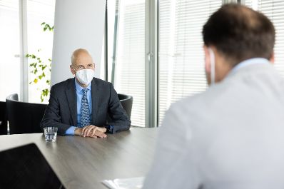 Am 1. Juni 2021 traf Bundesminister Martin Kocher (l.) den Vorstandsvorsitzenden der Uniqa Insurance Group AG Andreas Brandstetter (r.).