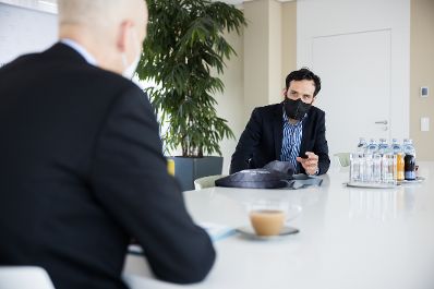 Am 9. Juni 2021 empfing Bundesminister Martin Kocher (l.) den Gesch&auml;ftsf&uuml;hrer des &ouml;sterreichischen Betriebssportverbandes &Ouml;BSV Florian Ram (r.) zu einem Gespr&auml;ch.