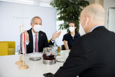 Am 18. Juni 2021 empfing Bundesminister Martin Kocher (r.) den britischen Botschafter Leigh Turner (l.) zu einem Gespr&auml;ch.