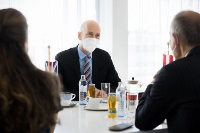 Am 18. Juni 2021 empfing Bundesminister Martin Kocher (l.) den britischen Botschafter Leigh Turner (r.) zu einem Gespr&auml;ch.
