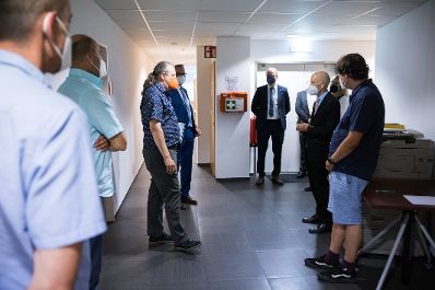 Am 29. Juni 2021 besuchte Bundesminister Martin Kocher (3.v.r.) die Insolvenz-Entgelt-Fonds Service GmbH.