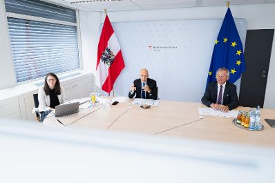 Am 2. Juli 2021 nahm Bundesminister Martin Kocher (l.) gemeinsam mit Karl Hochgatterer (r.) an einer Videokonferenz zum Thema ArbeitnehmerInnenschutz teil.