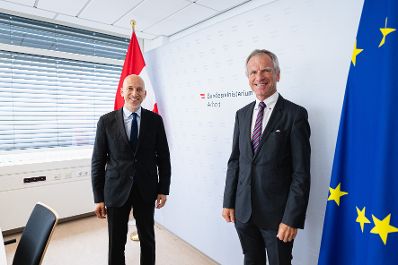 Am 2. Juli 2021 nahm Bundesminister Martin Kocher (l.) gemeinsam mit Karl Hochgatterer (r.) an einer Videokonferenz zum Thema ArbeitnehmerInnenschutz teil.